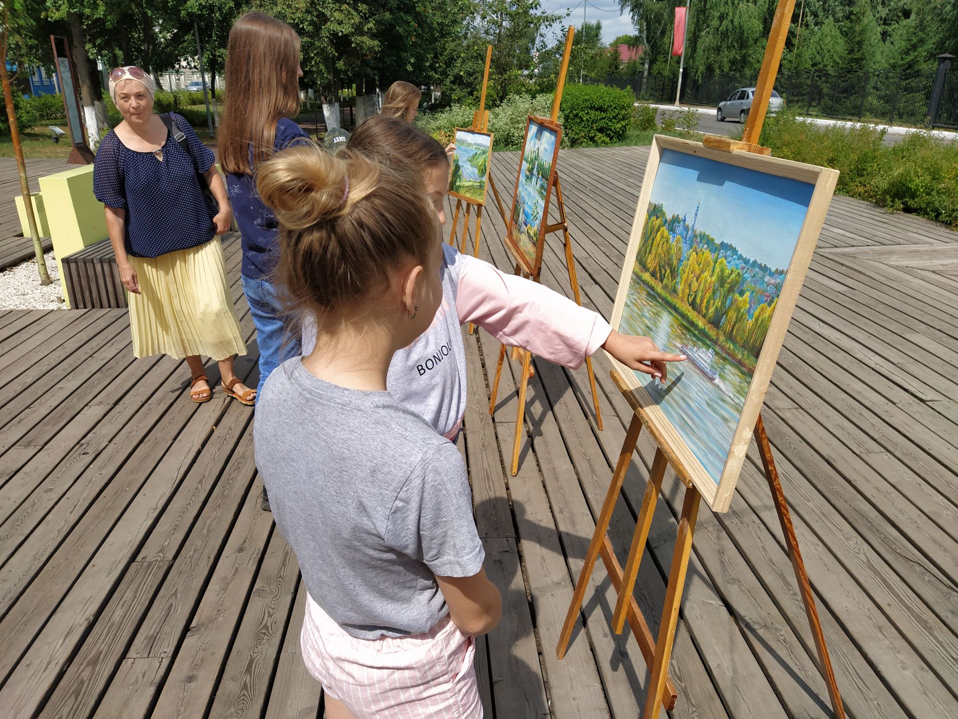 По улицам Чистополя путешествует передвижная выставка (Фоторепортаж)