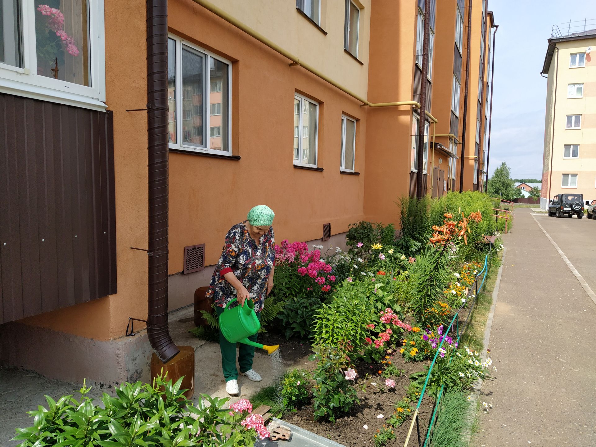 Разноцветные ковры из цветов, самодельные оригинальные фигуры – чистопольцы украшают любимый город