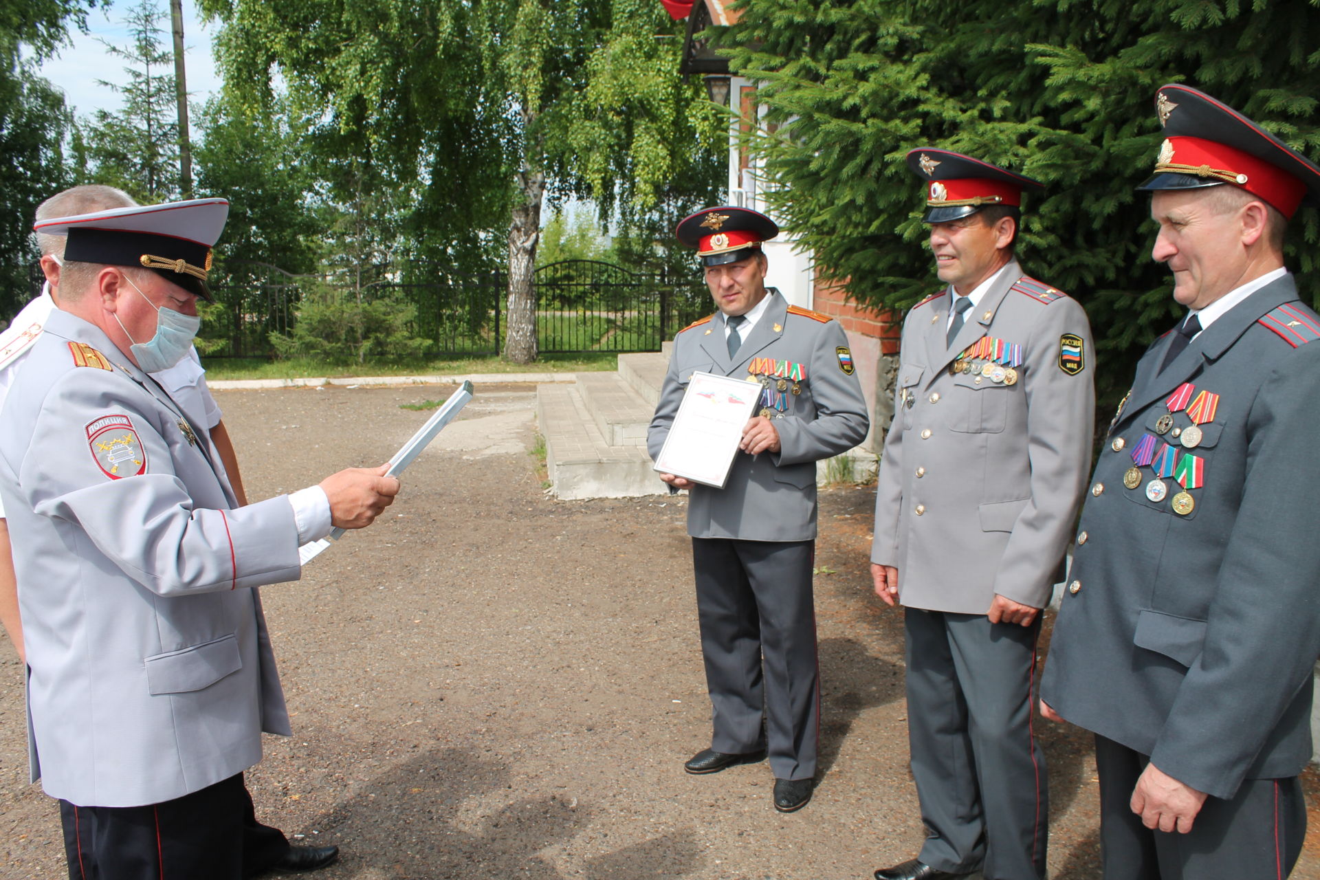 Дети в оригинальной форме поздравили сотрудников чистопольской Госавтоинспекции