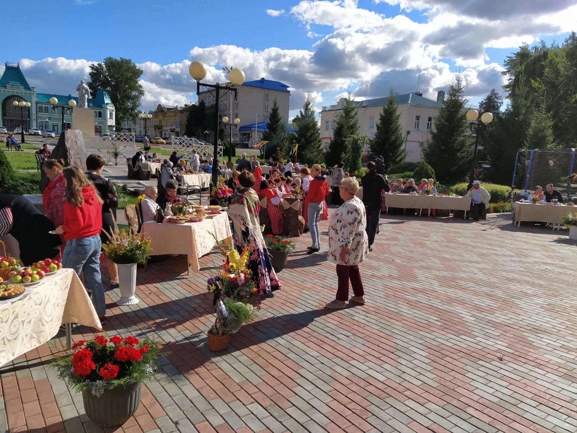 Чистопольцы празднуют Яблочный Спас (Фоторепортаж)