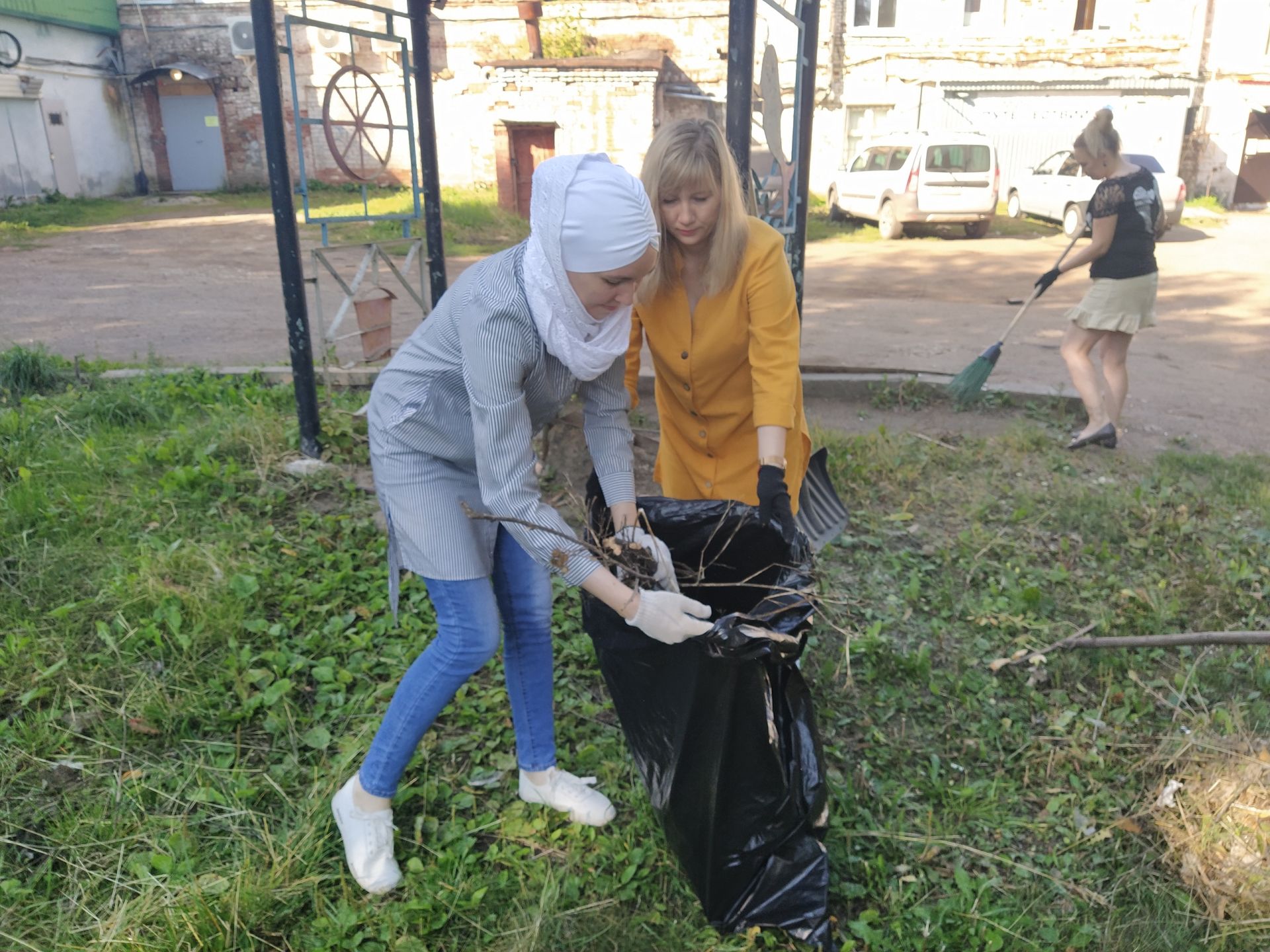 Коллектив «Чистопольских известий» присоединился к уборке города