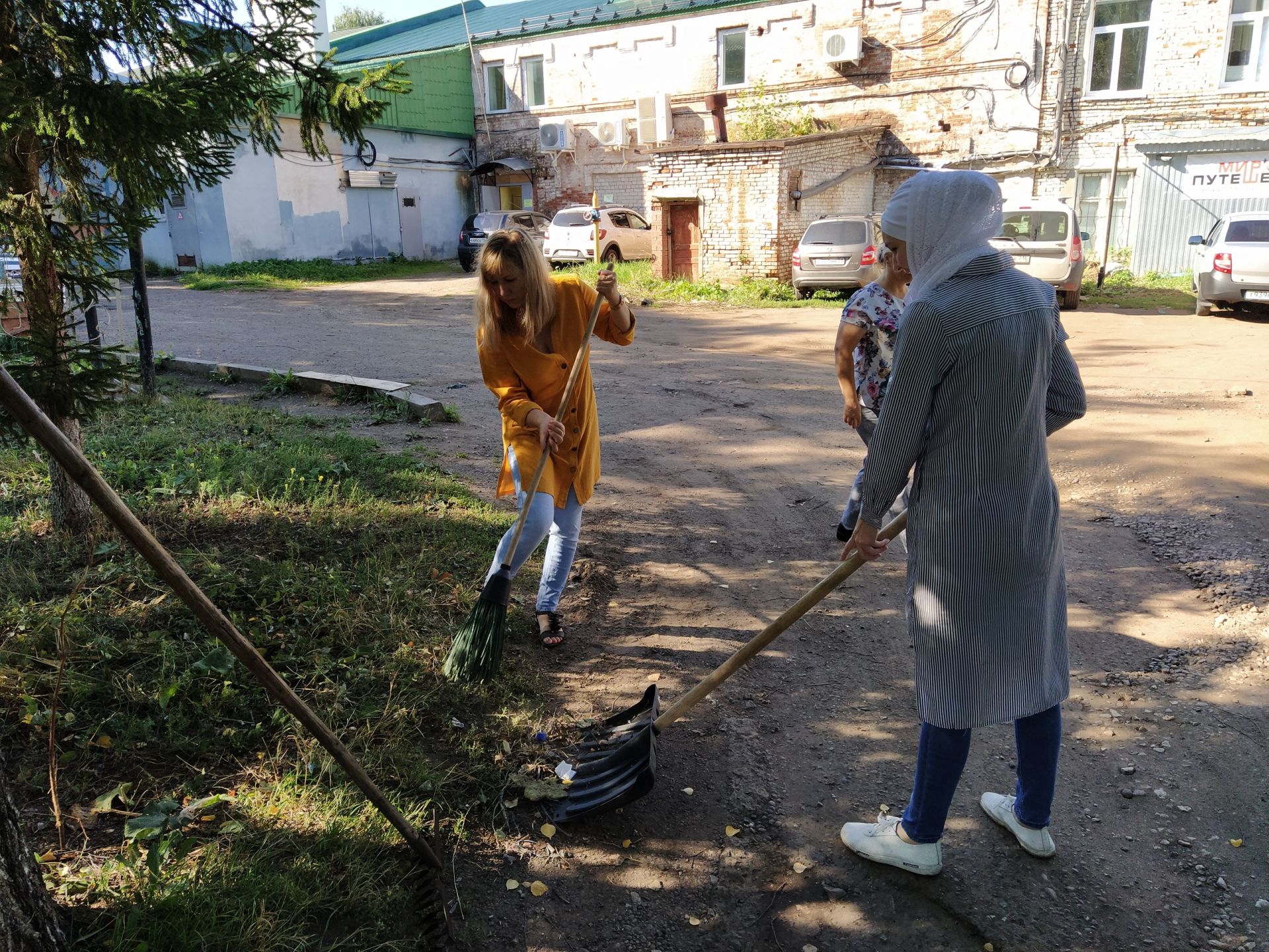 Коллектив «Чистопольских известий» присоединился к уборке города