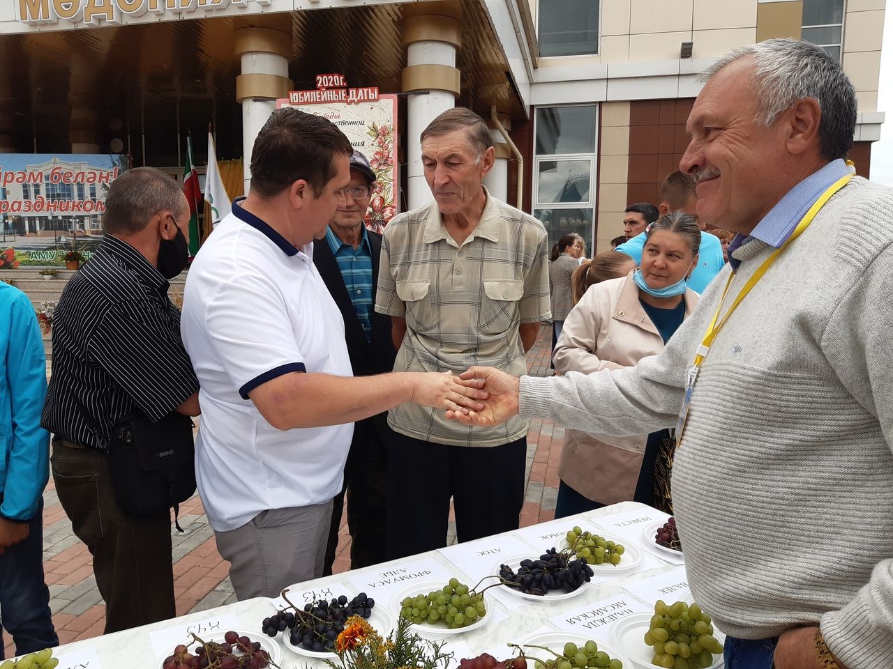 В День города чистопольцев угощали виноградом