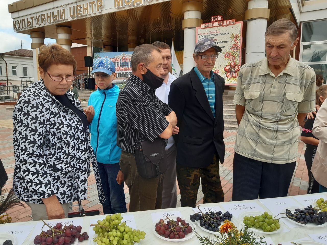 В День города чистопольцев угощали виноградом