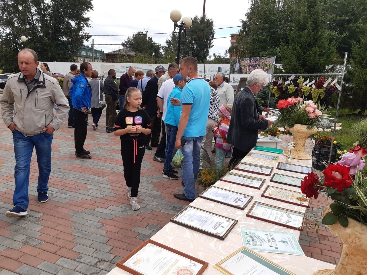 В День города чистопольцев угощали виноградом