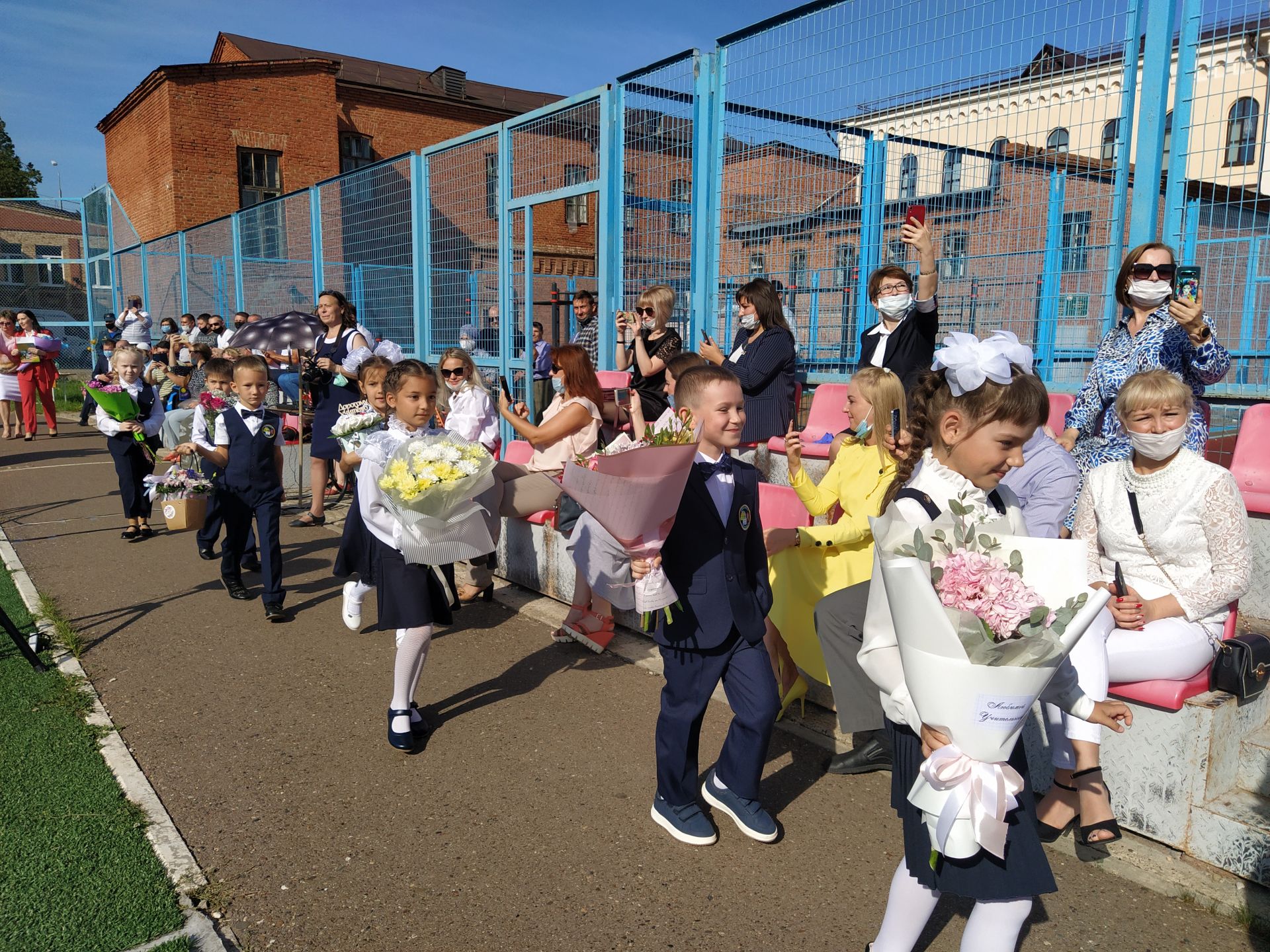 В школах Чистополя прозвучал первый звонок (ФОТОРЕПОРТАЖ)