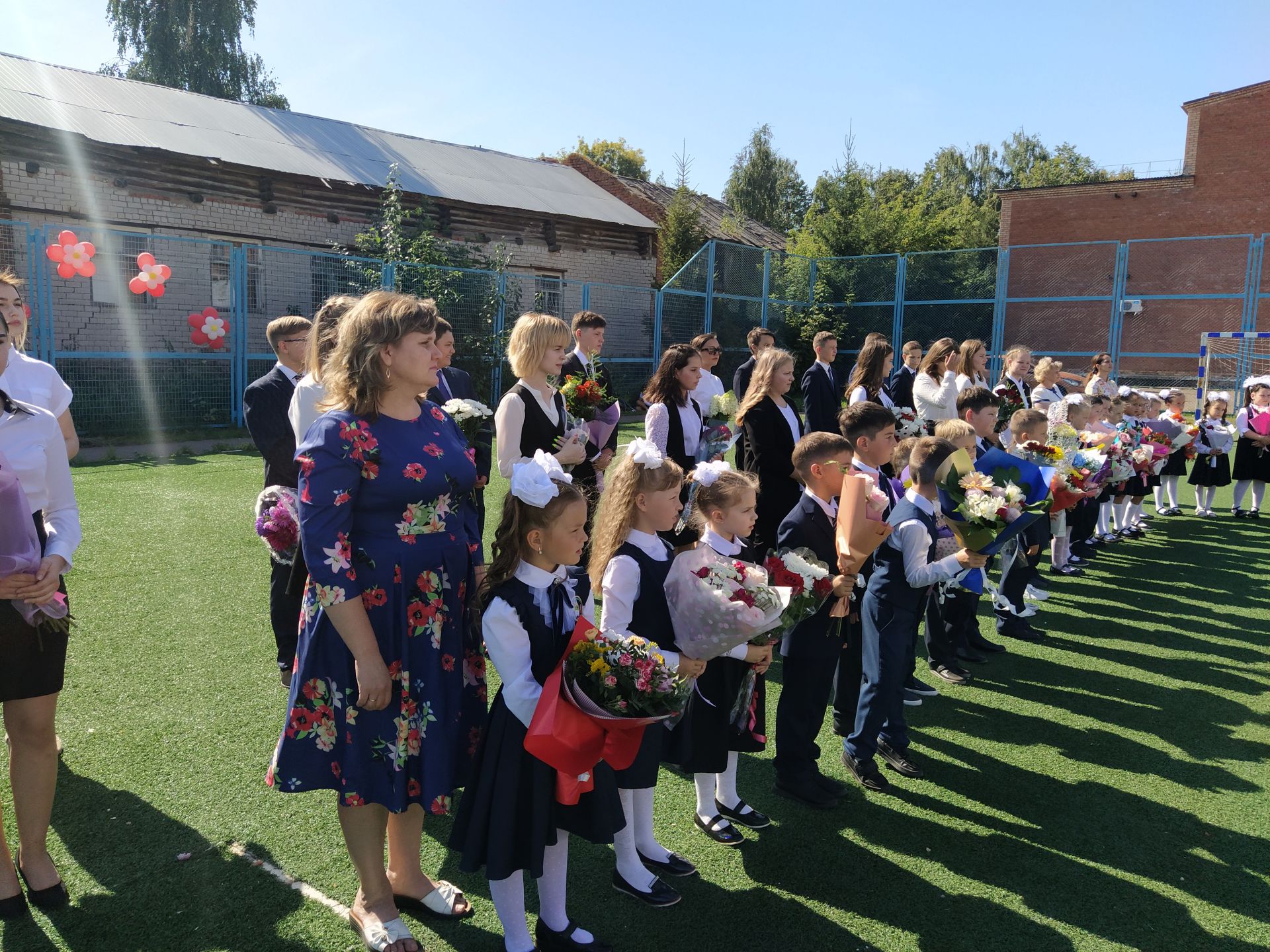 В школах Чистополя прозвучал первый звонок (ФОТОРЕПОРТАЖ)