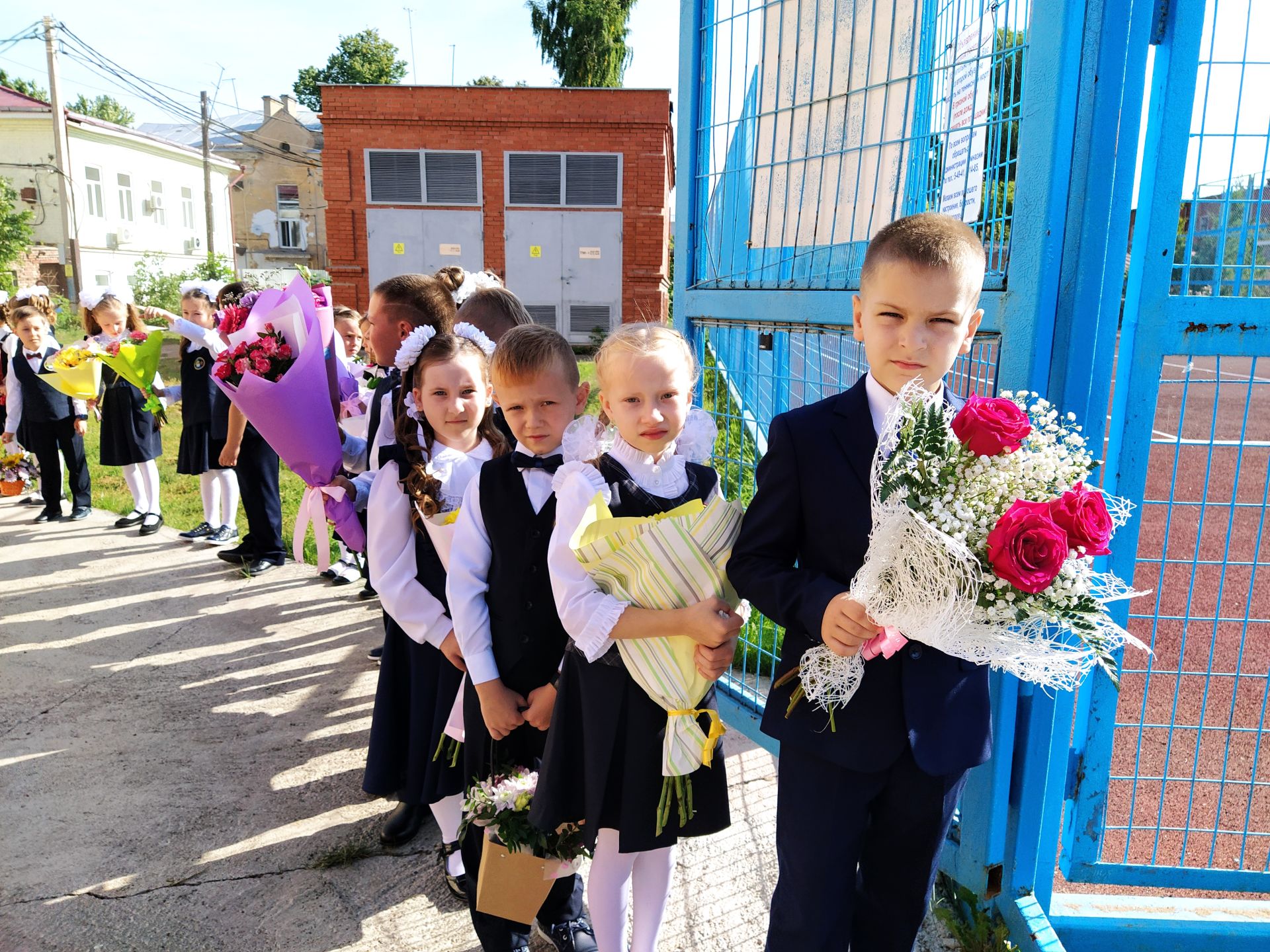 В школах Чистополя прозвучал первый звонок (ФОТОРЕПОРТАЖ)