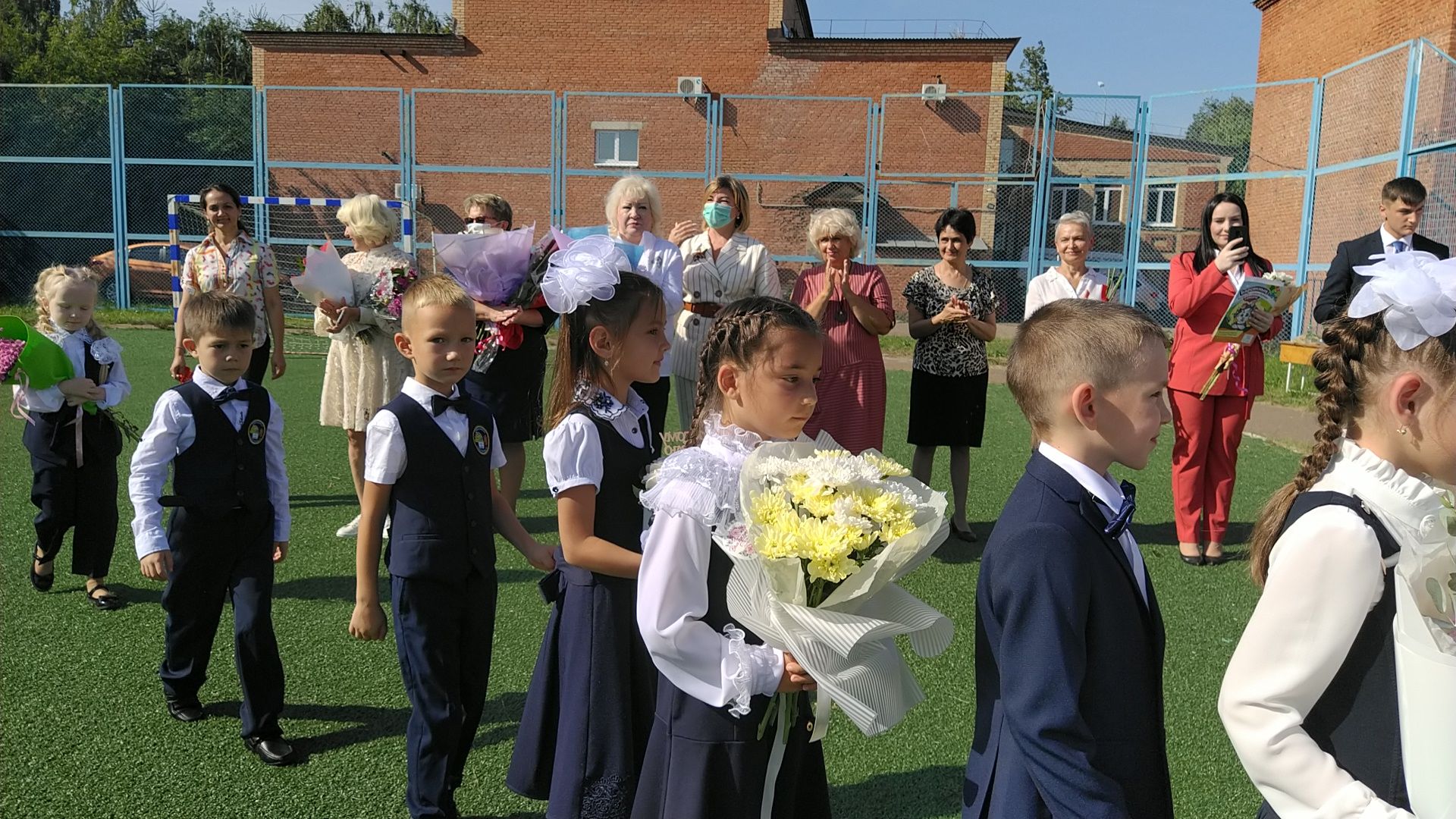 В школах Чистополя прозвучал первый звонок (ФОТОРЕПОРТАЖ)