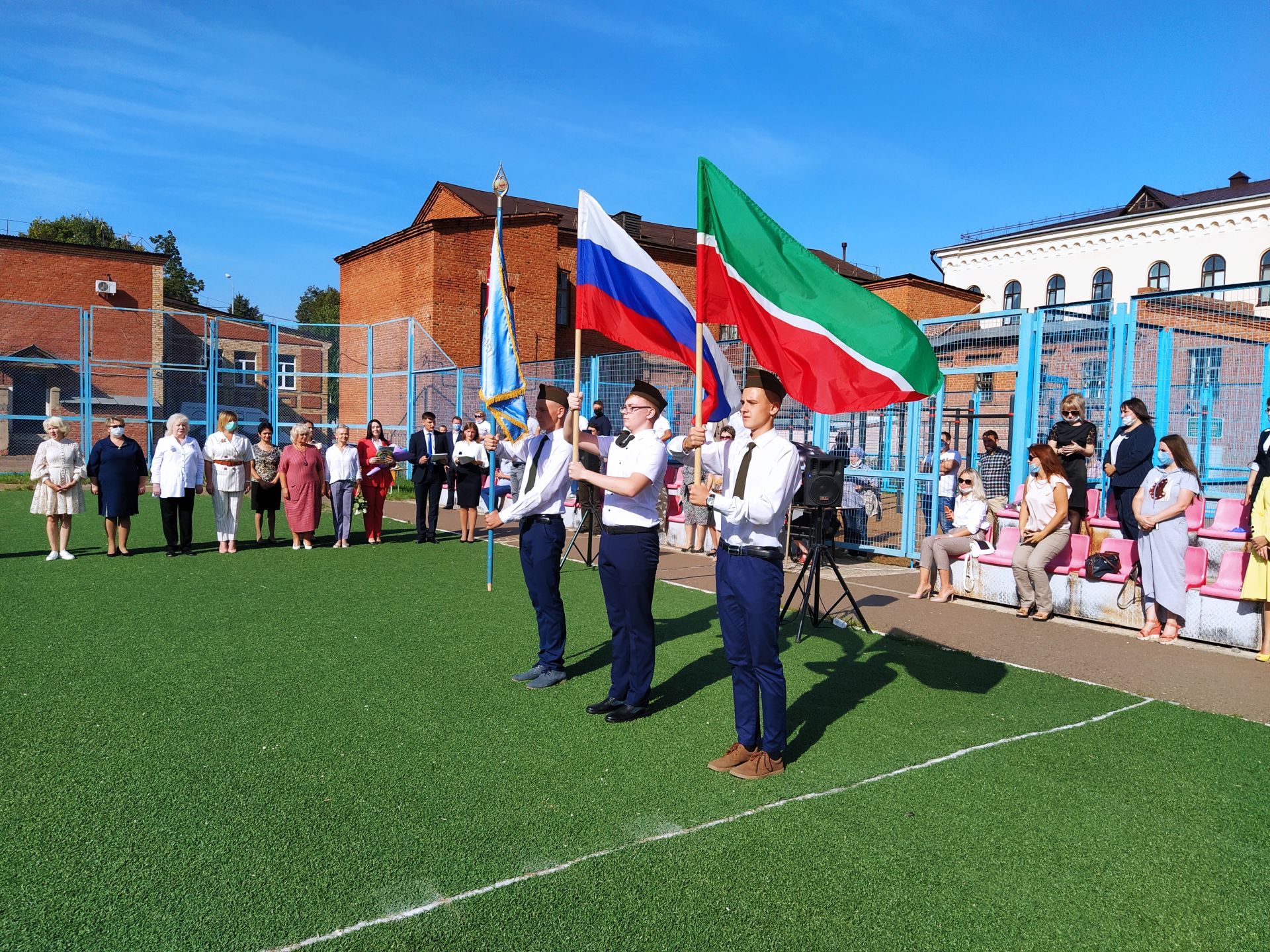 В школах Чистополя прозвучал первый звонок (ФОТОРЕПОРТАЖ)