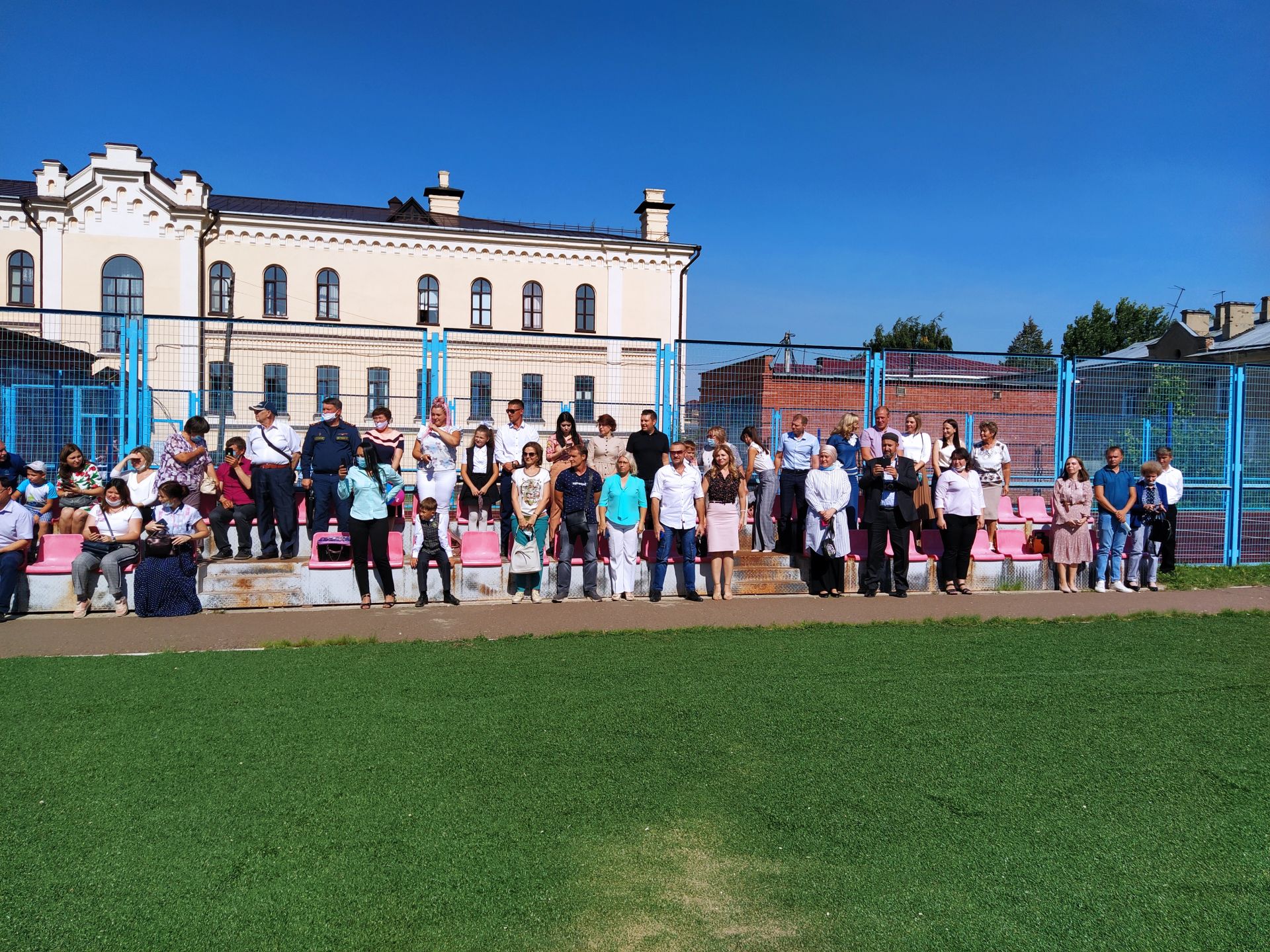 В школах Чистополя прозвучал первый звонок (ФОТОРЕПОРТАЖ)