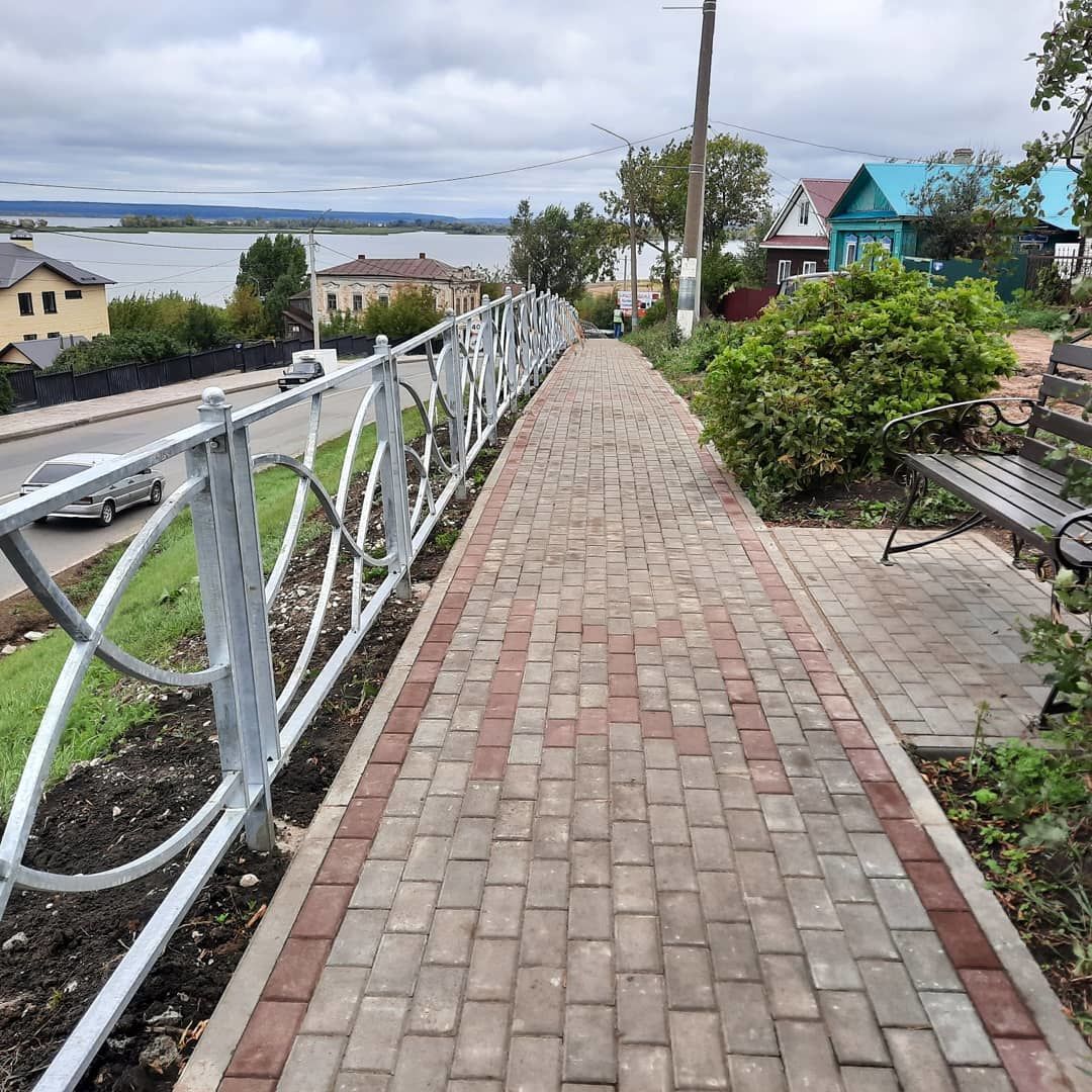 В Чистополе завершается благоустройство тротуара