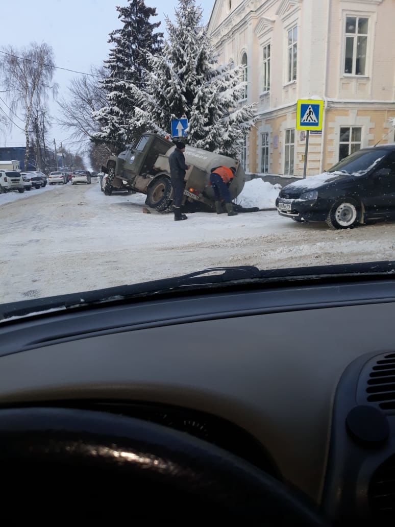 В Чистополе перекрыли участок дороги