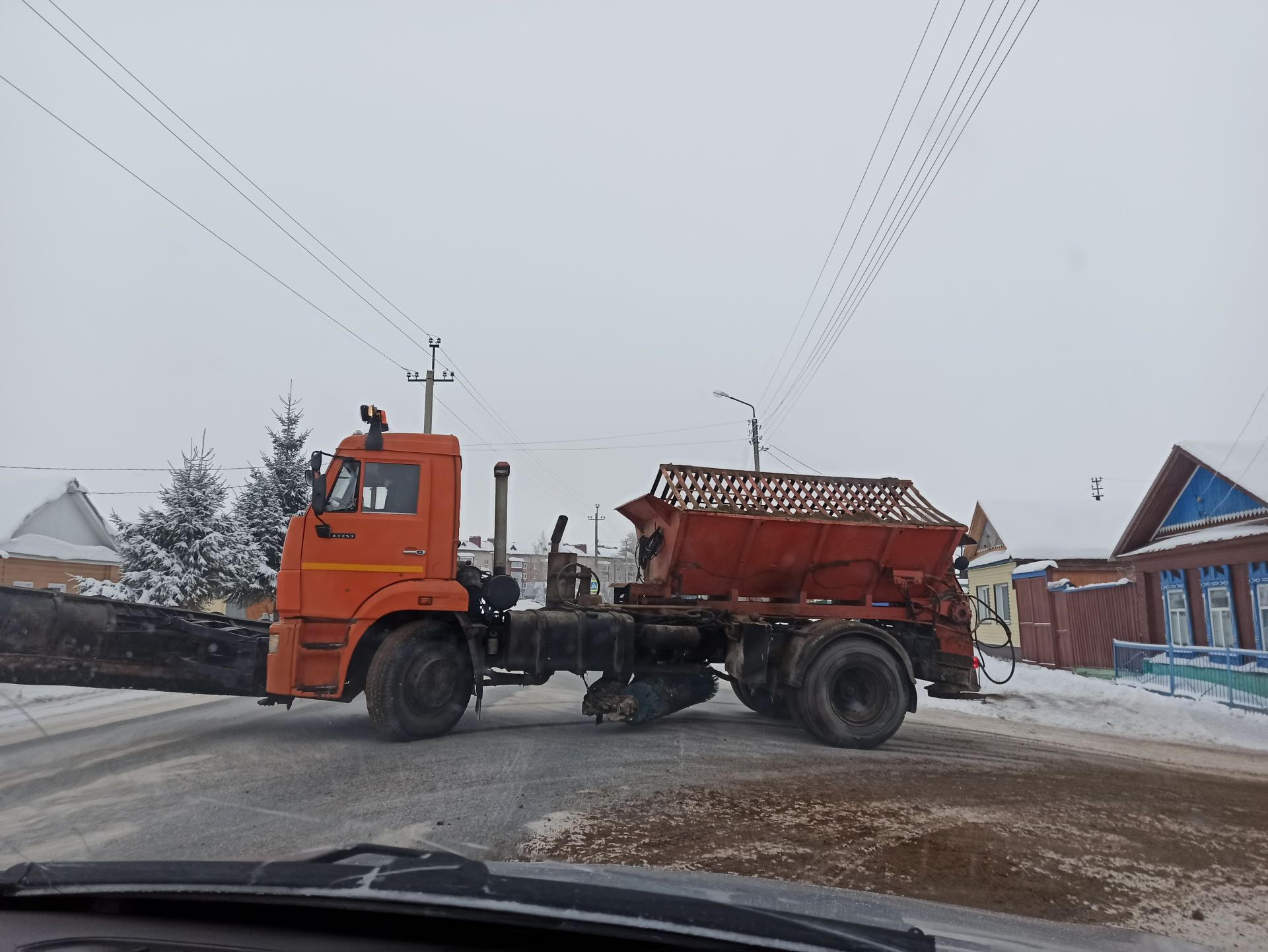 Дороги на центральных улицах Чистополя очистили от снега