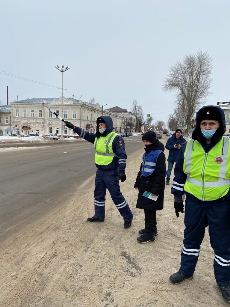 В центре Чистополя лицеисты провели акцию вместе с сотрудниками Госавтоинспекции