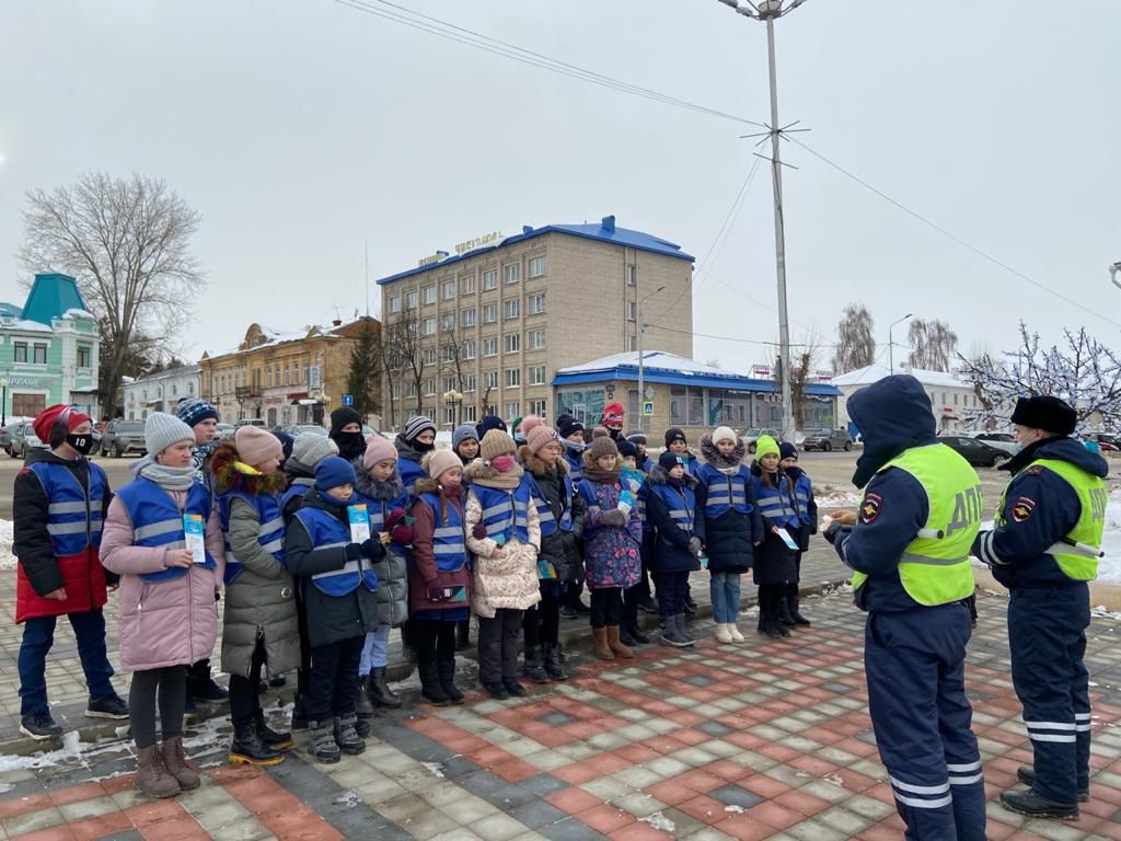 В центре Чистополя лицеисты провели акцию вместе с сотрудниками Госавтоинспекции