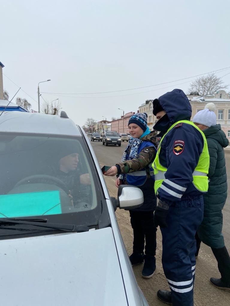 В центре Чистополя лицеисты провели акцию вместе с сотрудниками Госавтоинспекции