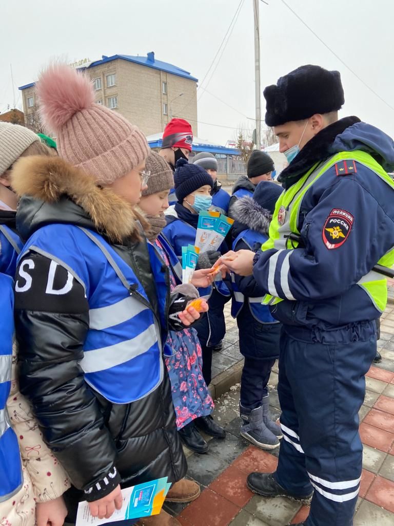 В центре Чистополя лицеисты провели акцию вместе с сотрудниками Госавтоинспекции