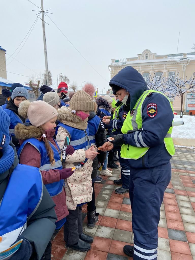 В центре Чистополя лицеисты провели акцию вместе с сотрудниками Госавтоинспекции