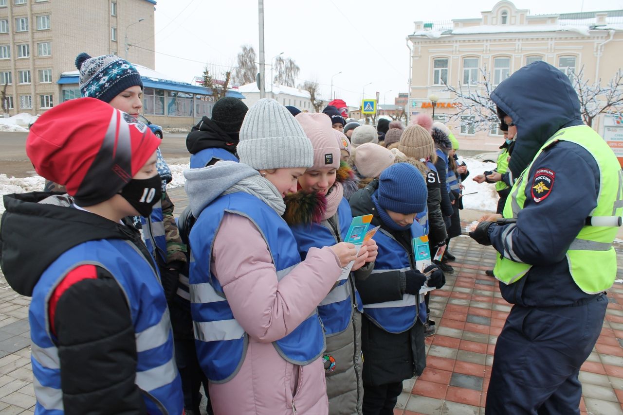 В центре Чистополя лицеисты провели акцию вместе с сотрудниками Госавтоинспекции