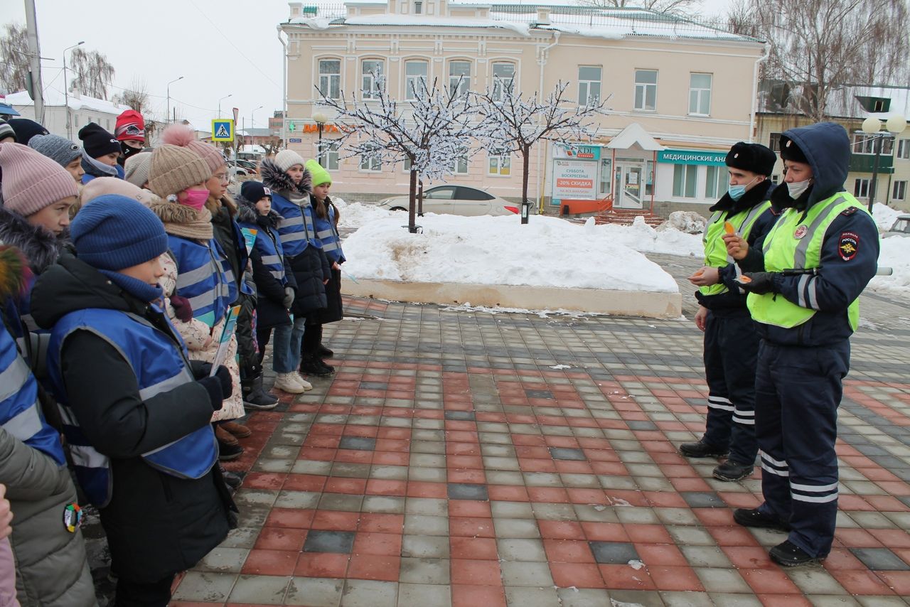 В центре Чистополя лицеисты провели акцию вместе с сотрудниками Госавтоинспекции