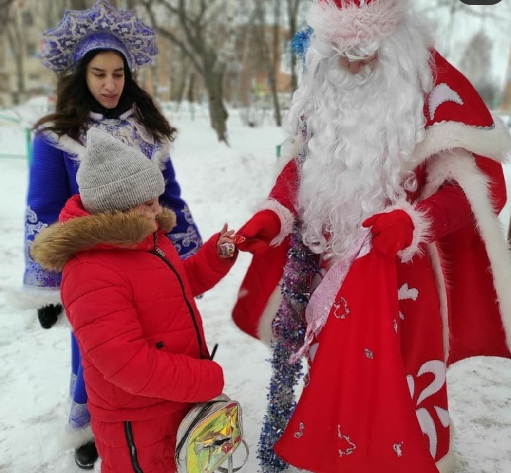 Чистопольцы оригинально поздравляют друг друга в новогодние праздники