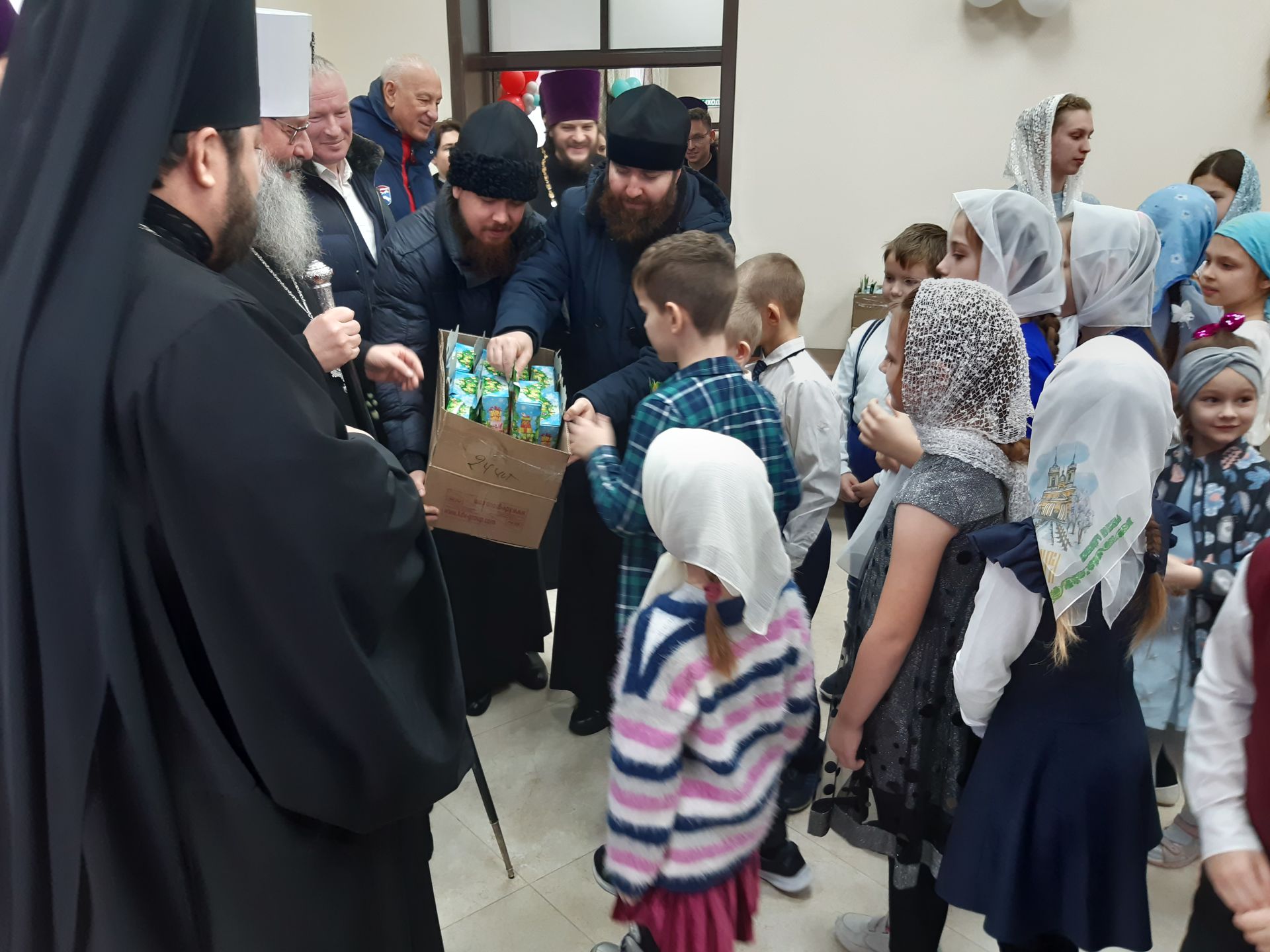 Воспитанники воскресных школ Чистополя получили рождественские подарки от митрополита Кирилла (Фоторепортаж)