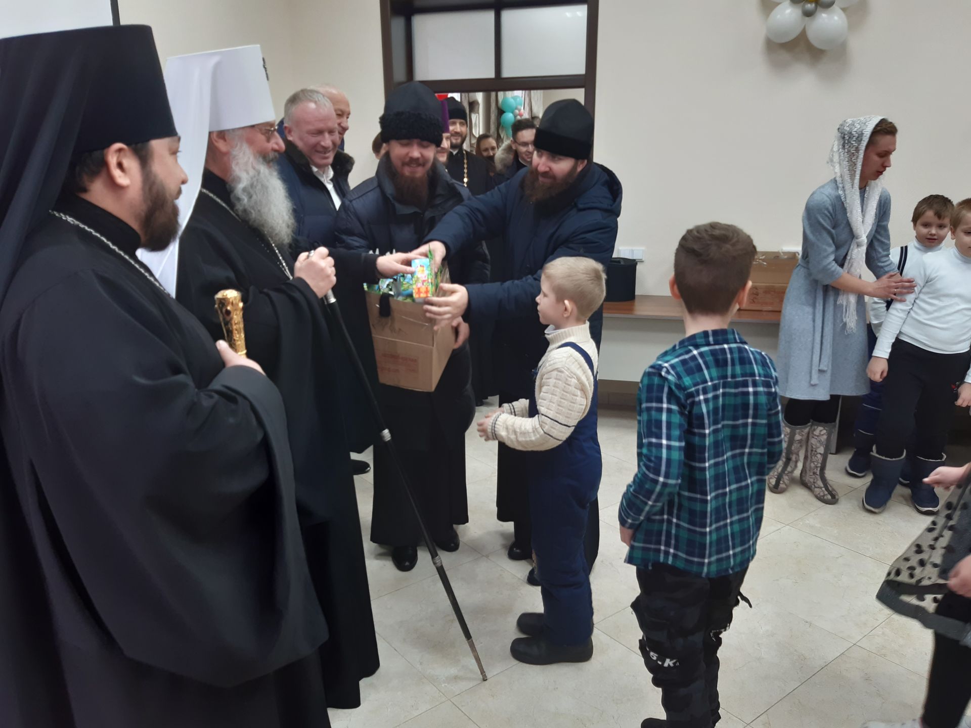 Воспитанники воскресных школ Чистополя получили рождественские подарки от митрополита Кирилла (Фоторепортаж)