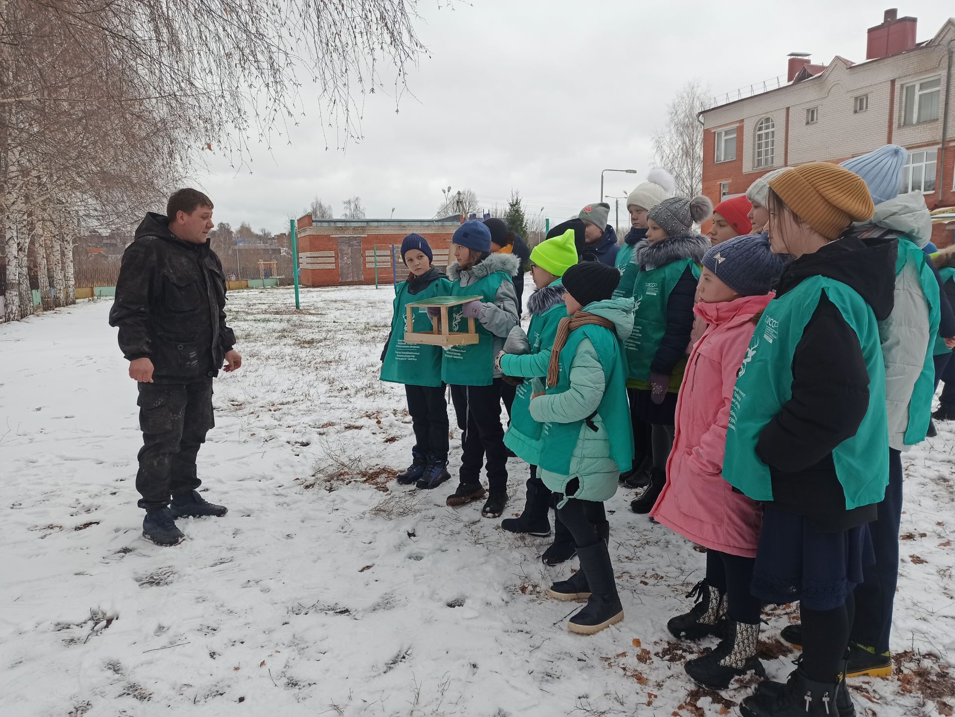 Юные чистопольцы обустроили во дворе школы «столовую» для птиц (фоторепортаж)