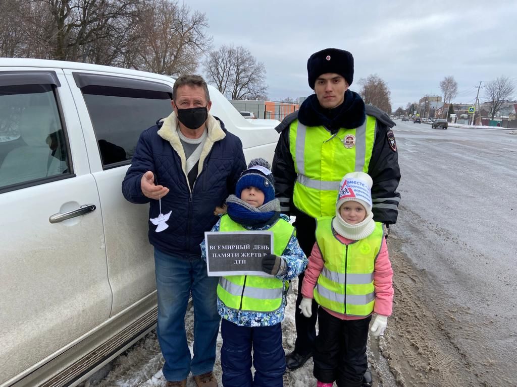 В Чистополе дошколята напомнили пешеходам и водителям правила дорожного движения