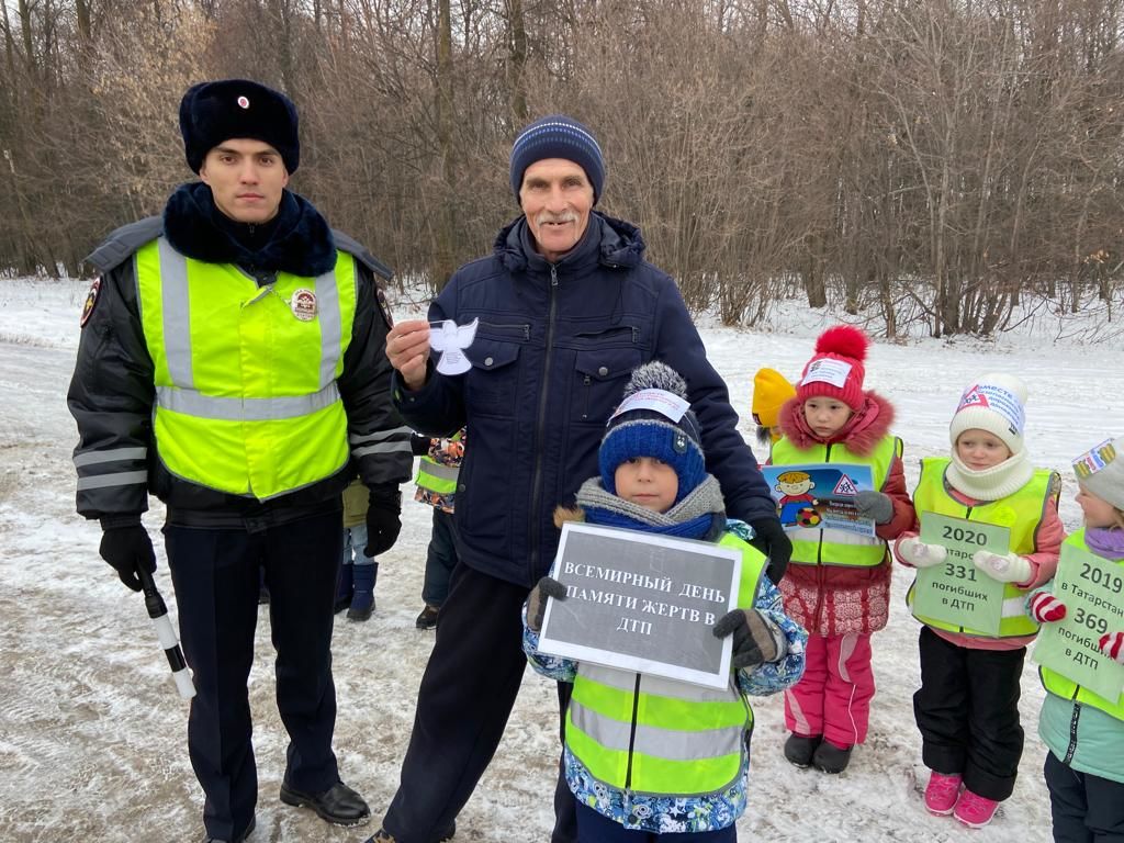 В Чистополе дошколята напомнили пешеходам и водителям правила дорожного движения