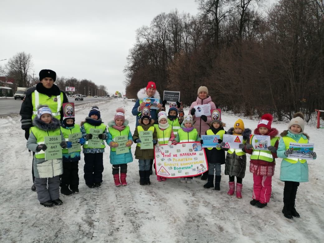 В Чистополе дошколята напомнили пешеходам и водителям правила дорожного движения