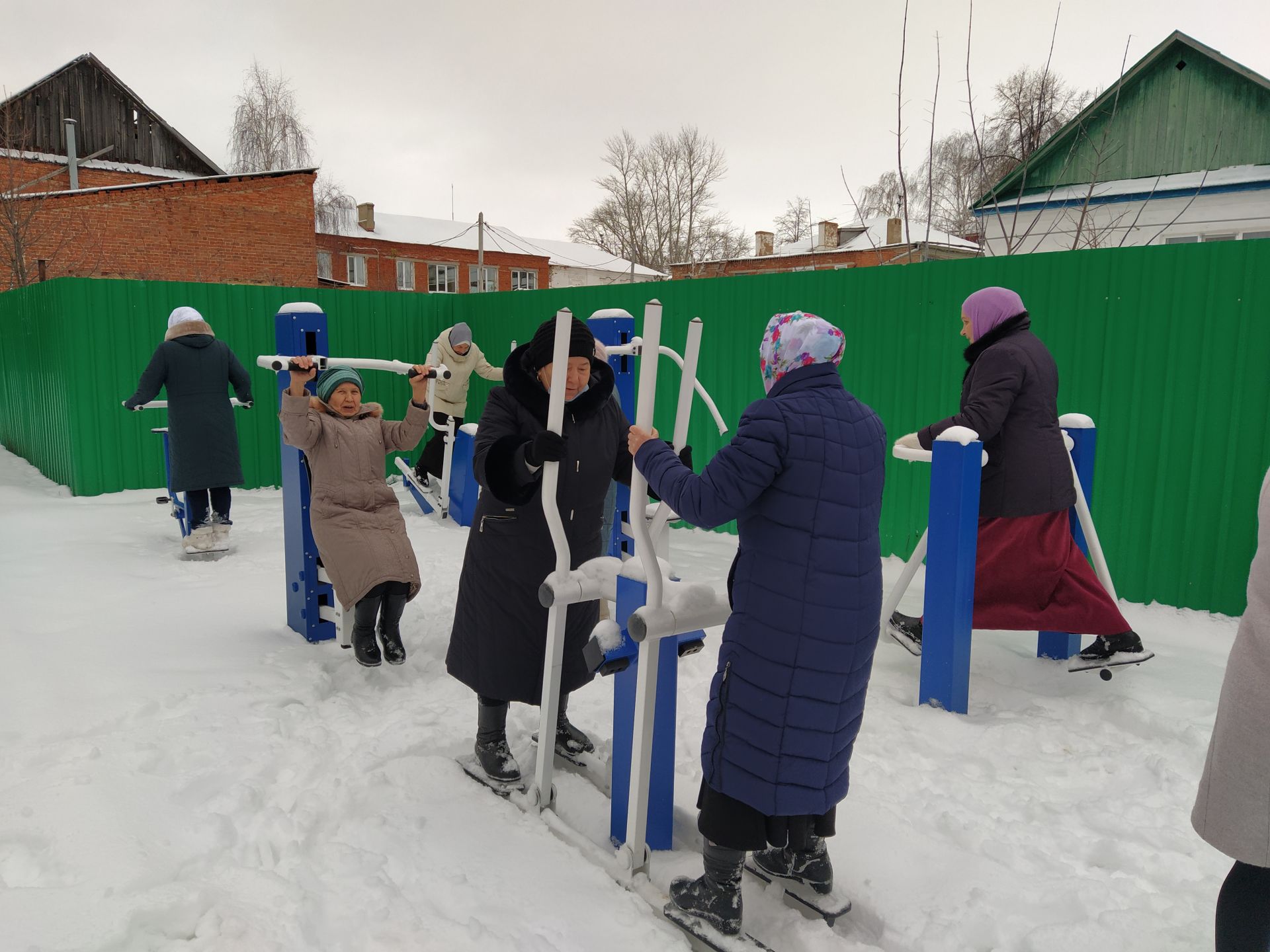 В двух микрорайонах Чистополя появились новые спортивные тренажеры