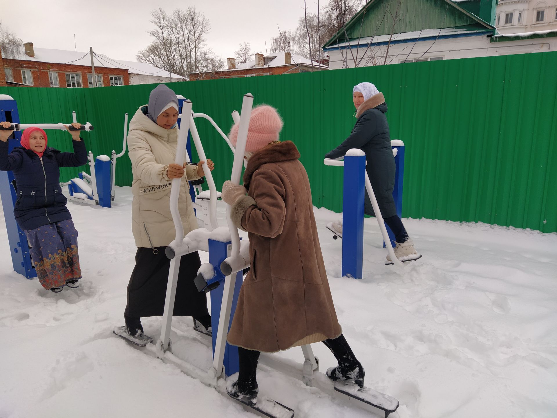 В двух микрорайонах Чистополя появились новые спортивные тренажеры