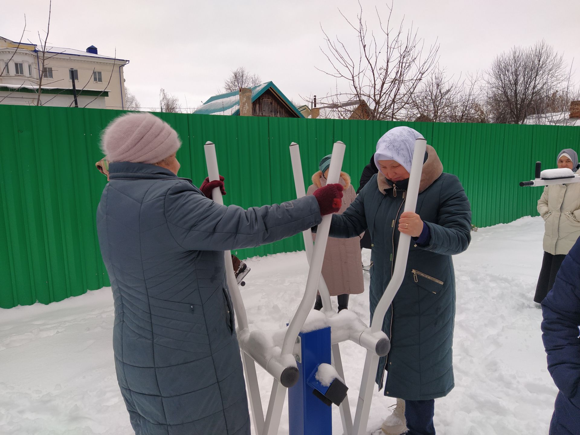 В двух микрорайонах Чистополя появились новые спортивные тренажеры