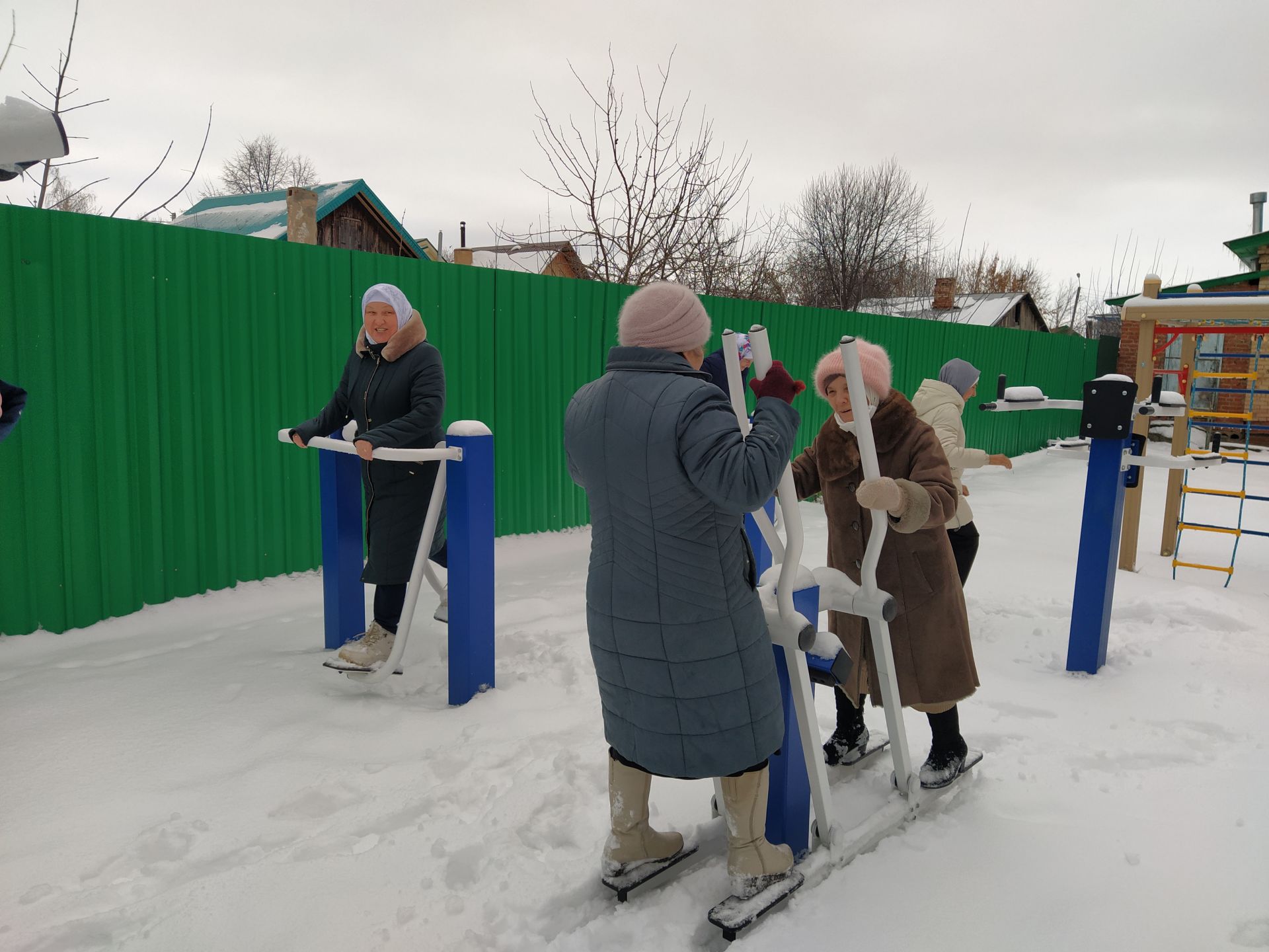 В двух микрорайонах Чистополя появились новые спортивные тренажеры