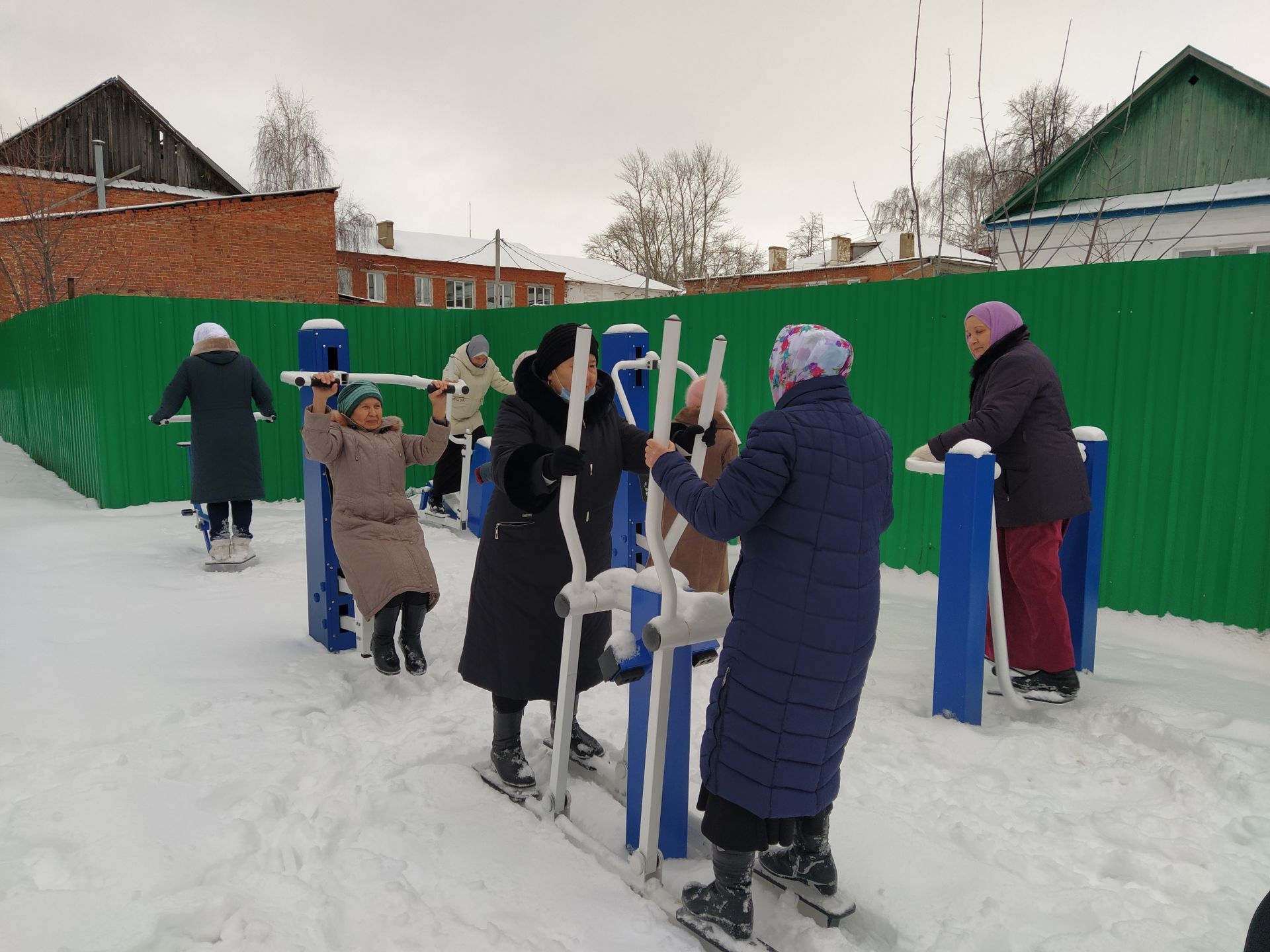 В двух микрорайонах Чистополя появились новые спортивные тренажеры