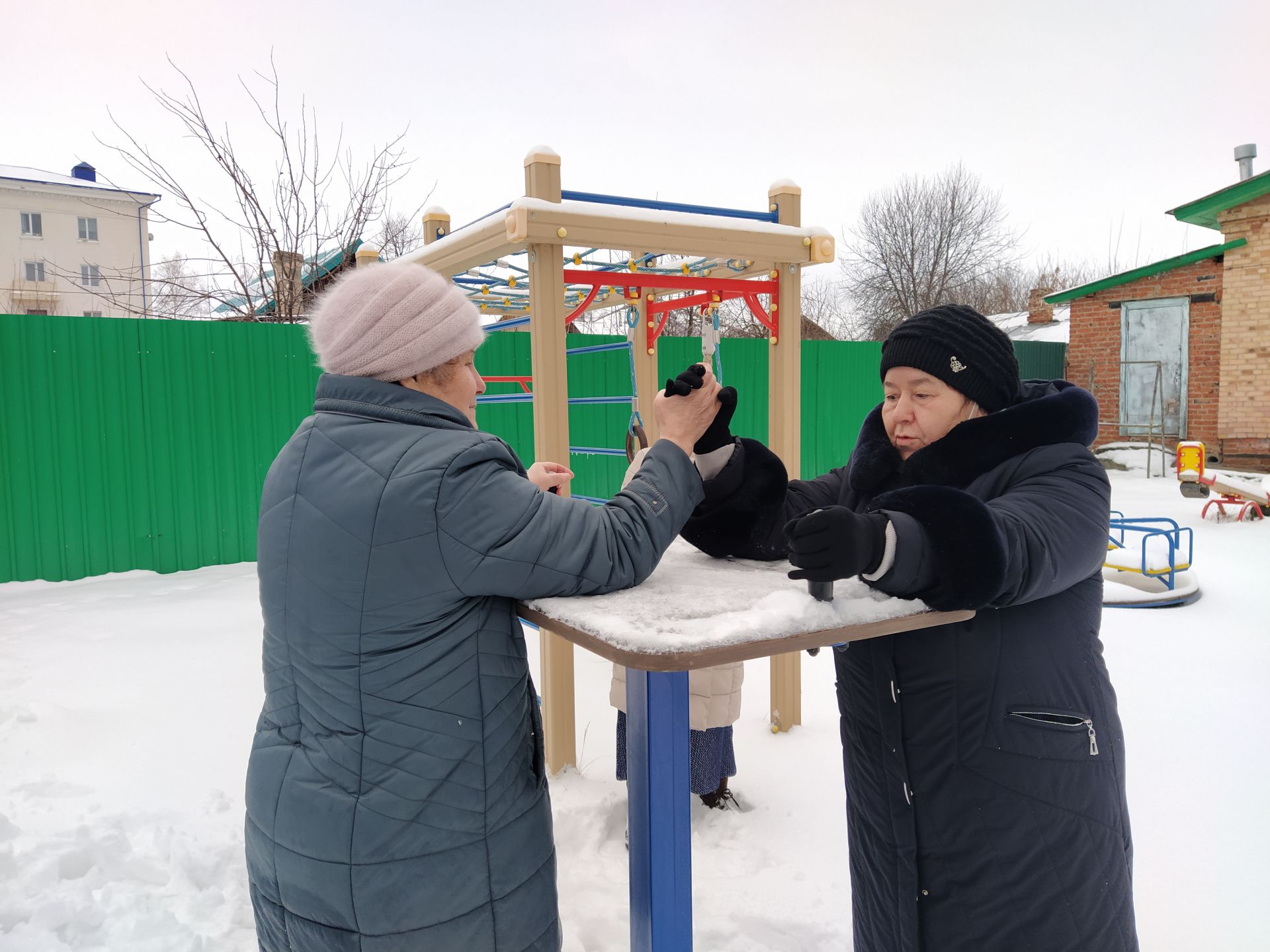 В двух микрорайонах Чистополя появились новые спортивные тренажеры