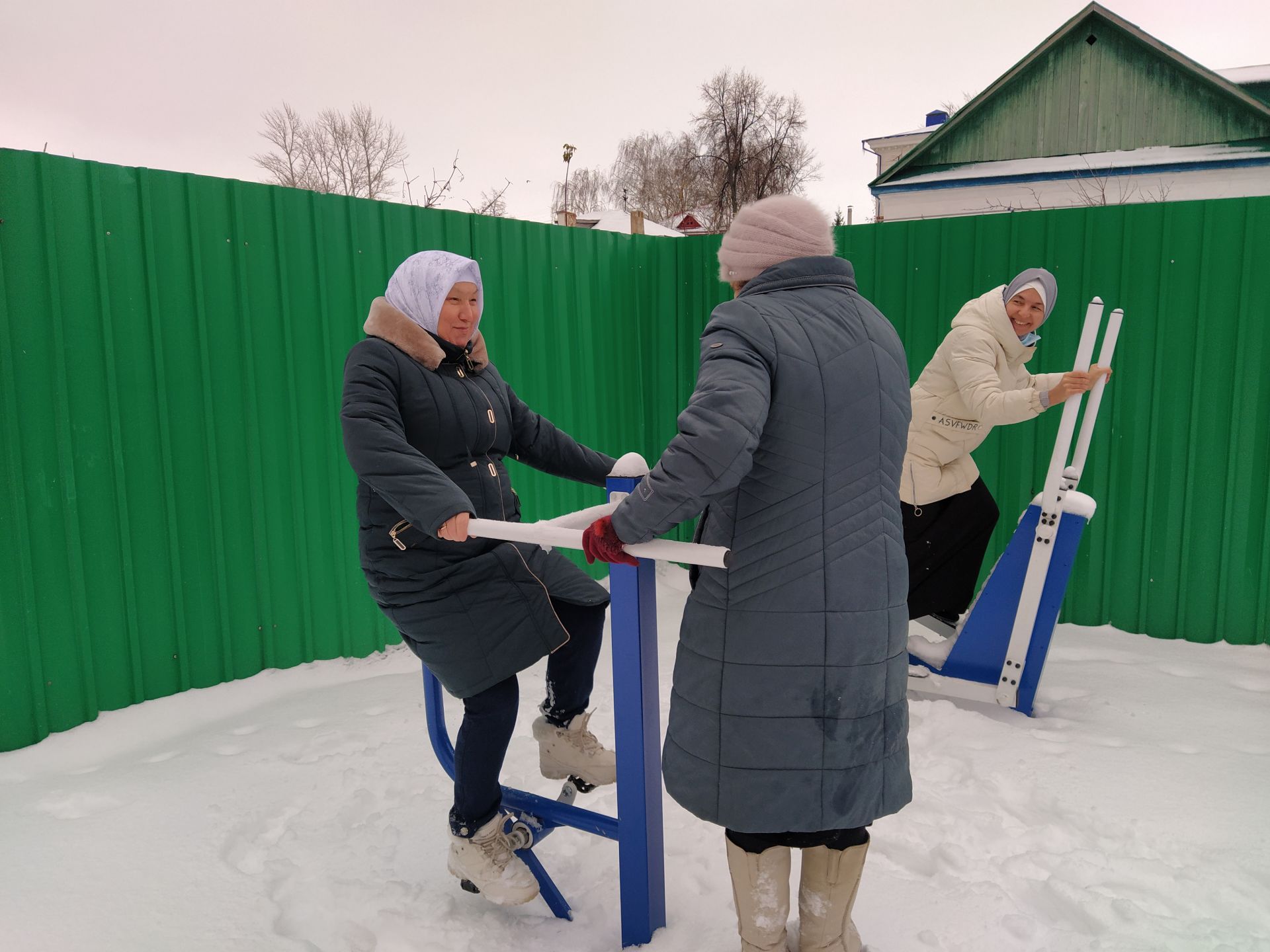 В двух микрорайонах Чистополя появились новые спортивные тренажеры