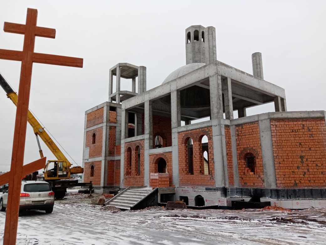 В Чистополе завершается кирпичная кладка стен храма в честь трех святителей