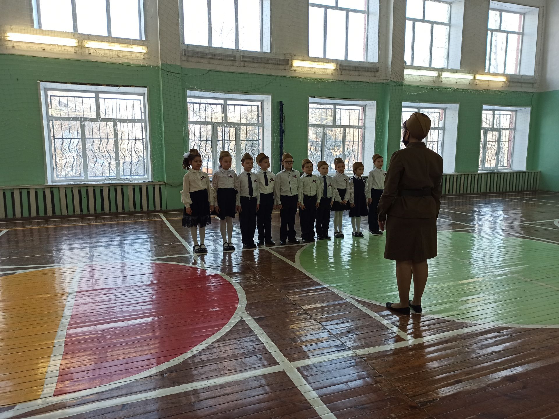 В чистопольской школе провели смотр строя и песни (Фоторепортаж)