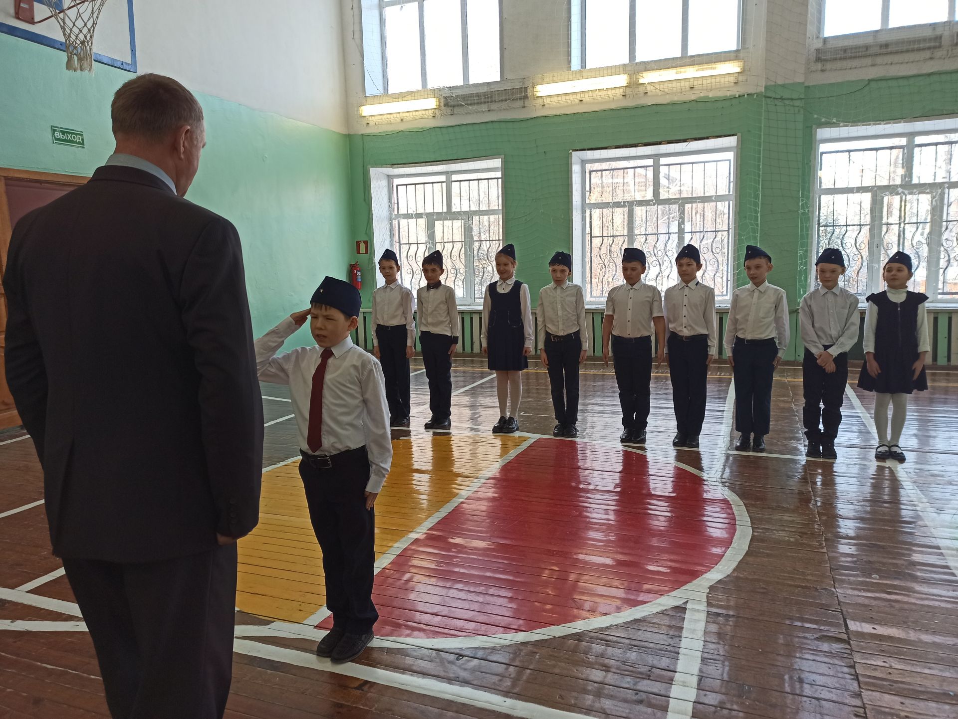 В чистопольской школе провели смотр строя и песни (Фоторепортаж)