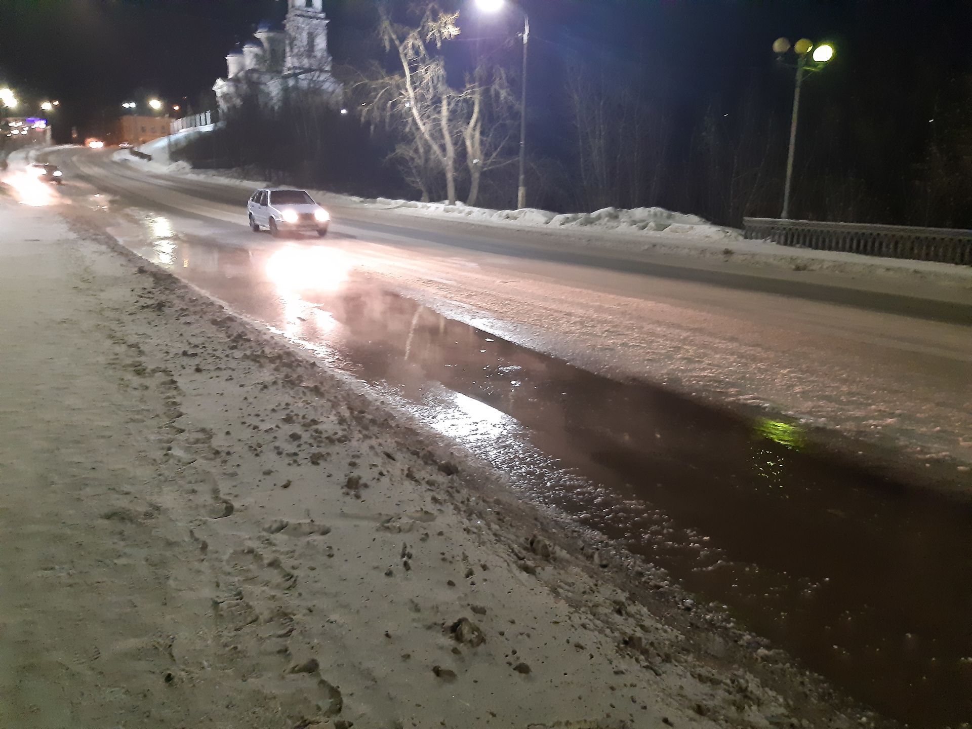 В Чистополе на центральной дороге бьет водяной фонтан