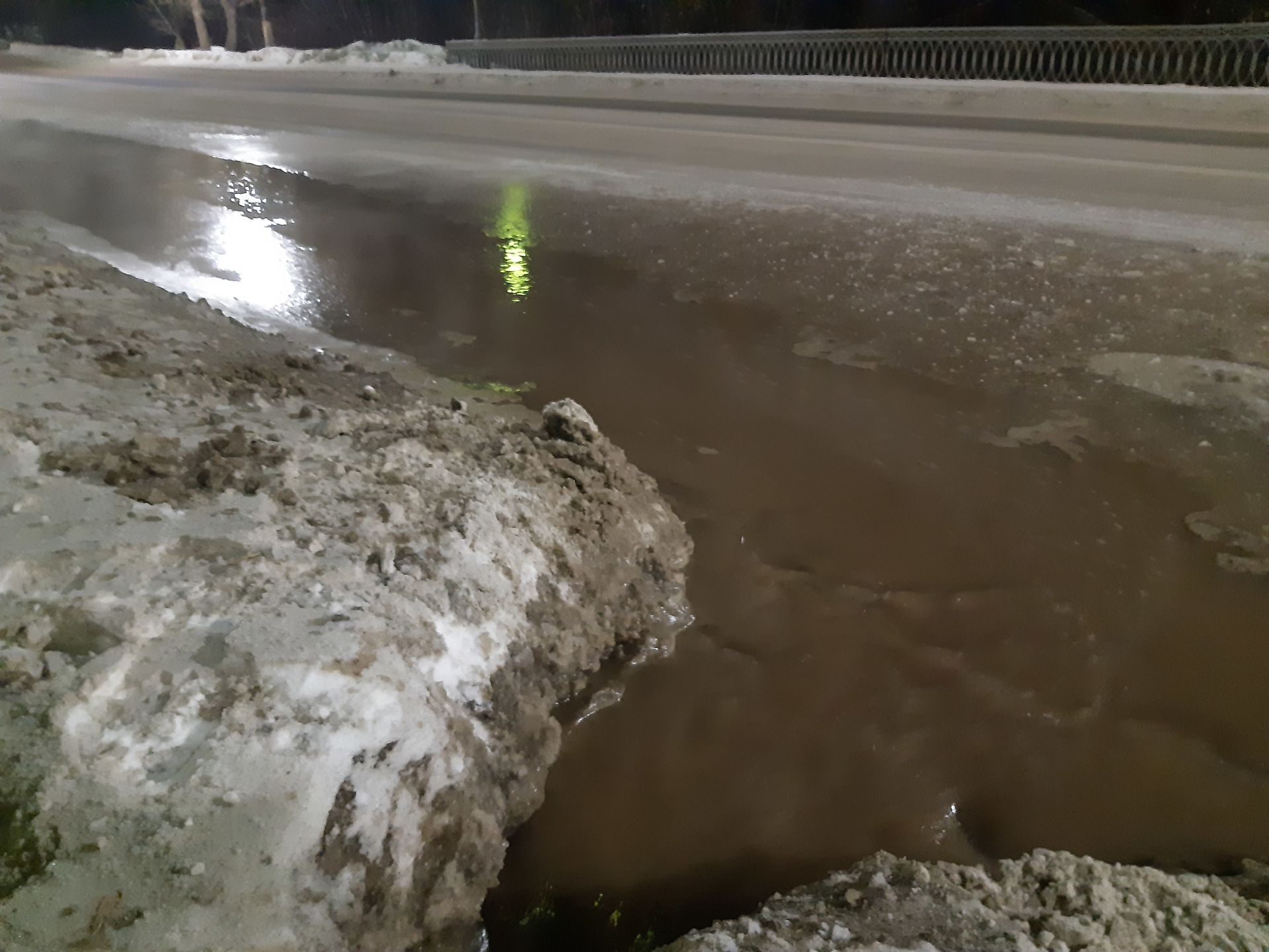 В Чистополе на центральной дороге бьет водяной фонтан