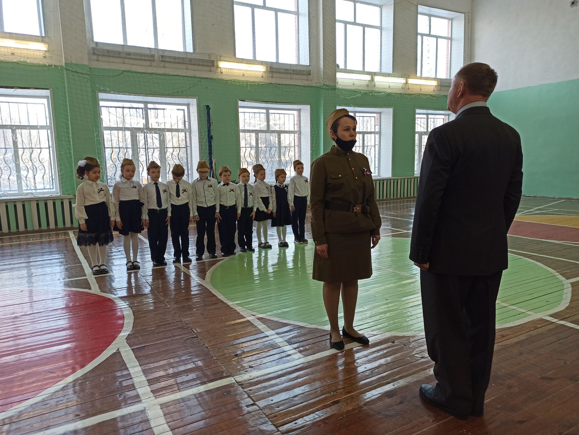 В чистопольской школе провели смотр строя и песни (Фоторепортаж)