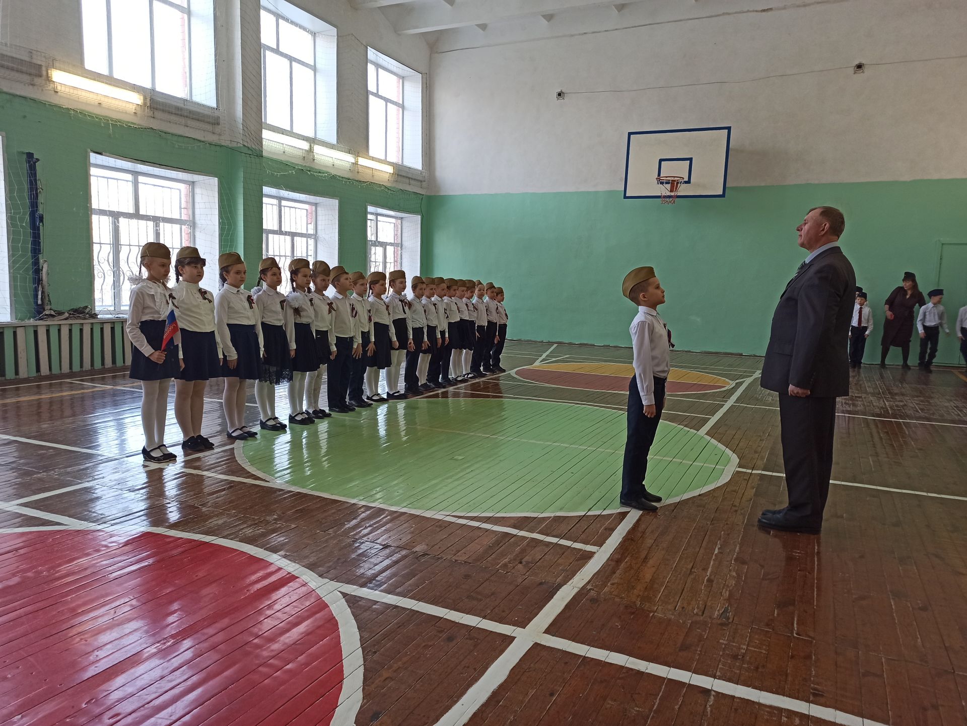 В чистопольской школе провели смотр строя и песни (Фоторепортаж)