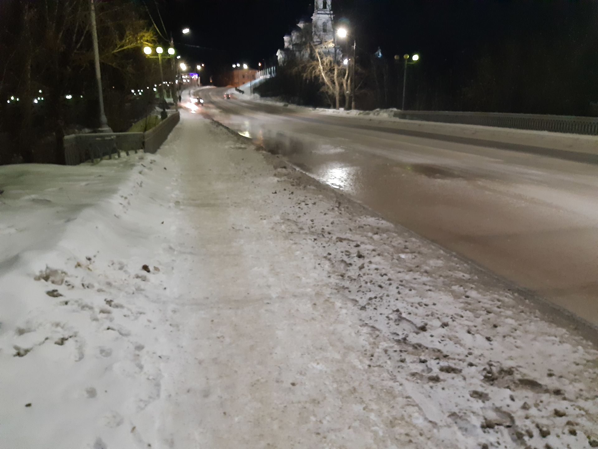 В Чистополе на центральной дороге бьет водяной фонтан