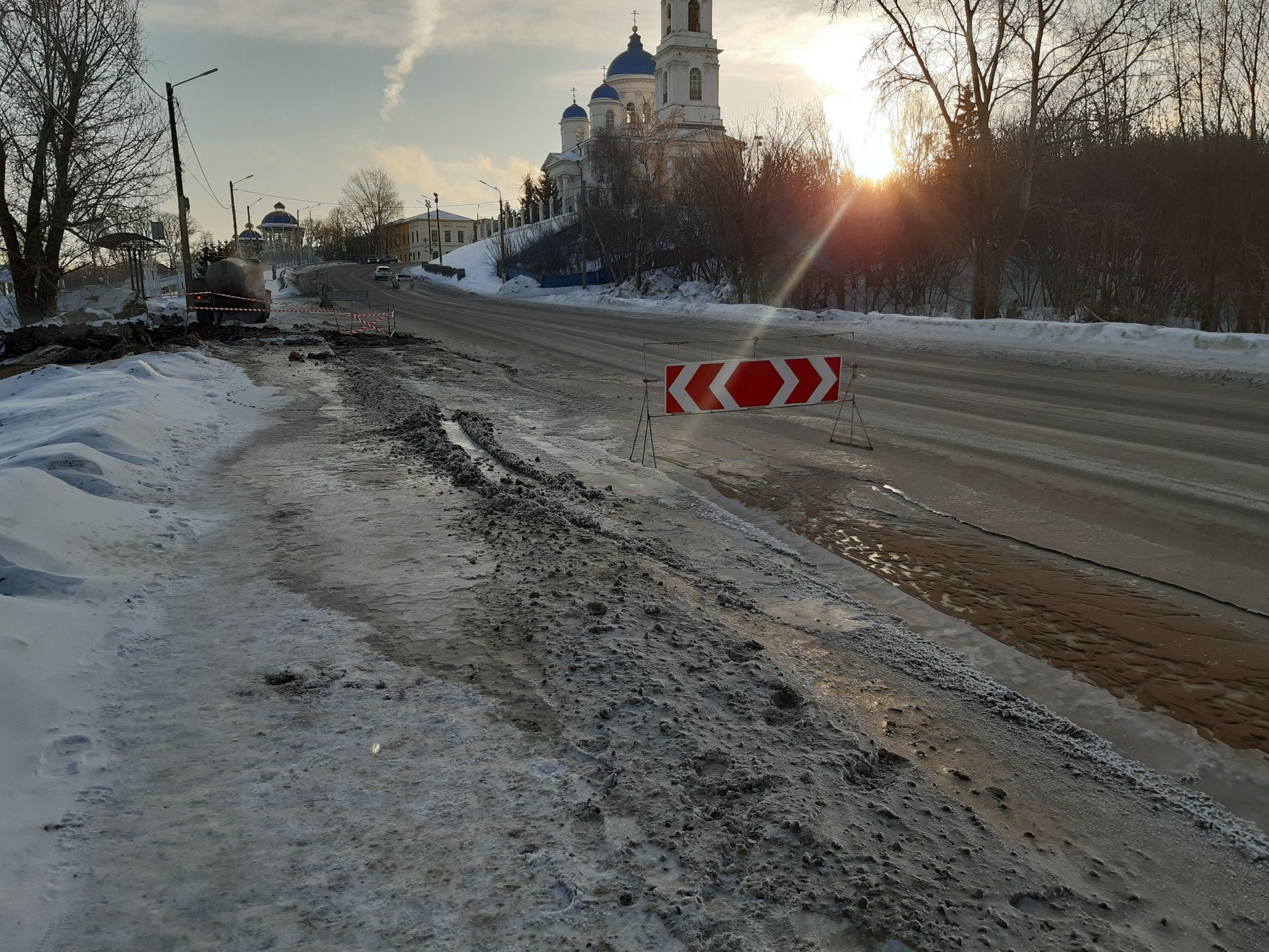 Из-за прорыва трубы на центральной дороге Чистополь останется без воды