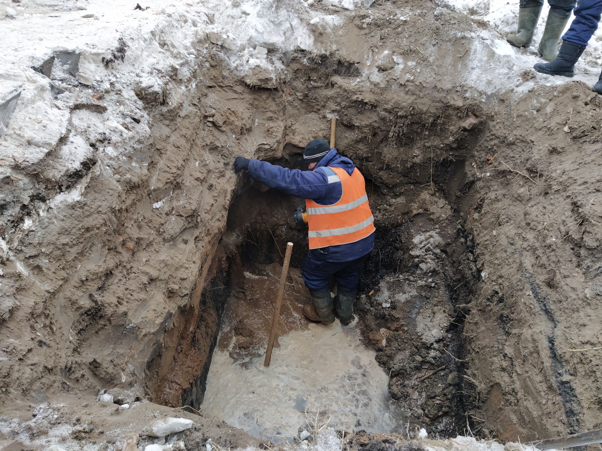 Гендиректор водоканала заверил, что чистопольцы не останутся без воды (Фото и видео с места происшествия)