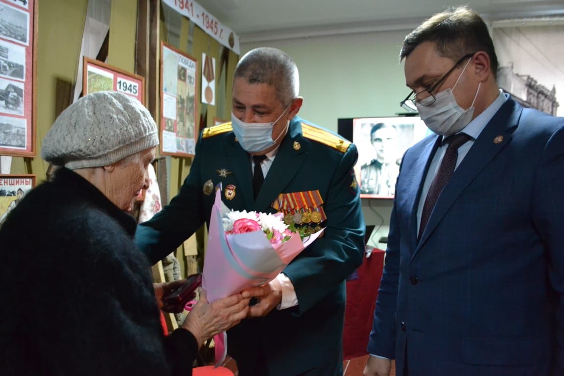 Утерянную 70 лет назад медаль за подвиг вернули 92-летней сестре участника Великой Отечественной